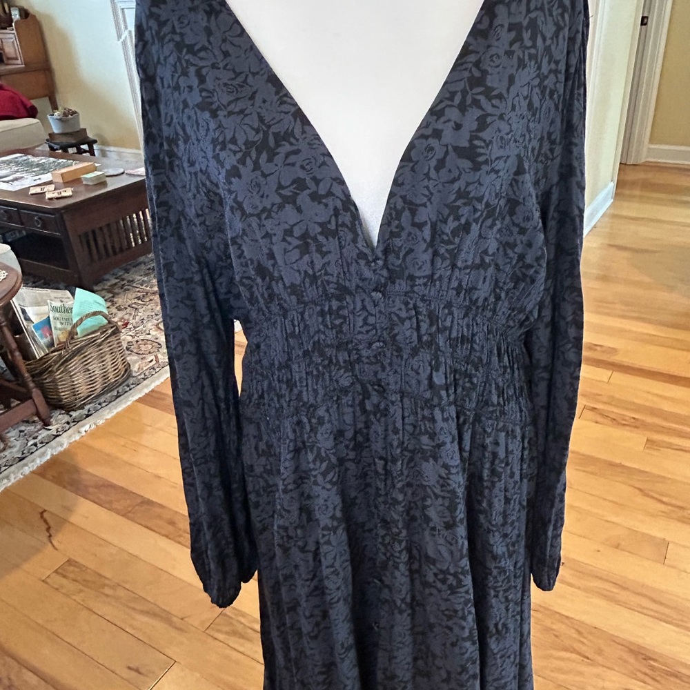 Zara Black and Navy V Neck Long Sleeve Women’s Floral Print Dress